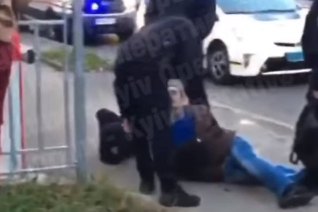 В Киеве в троллейбусе произошел жесткий инцидент