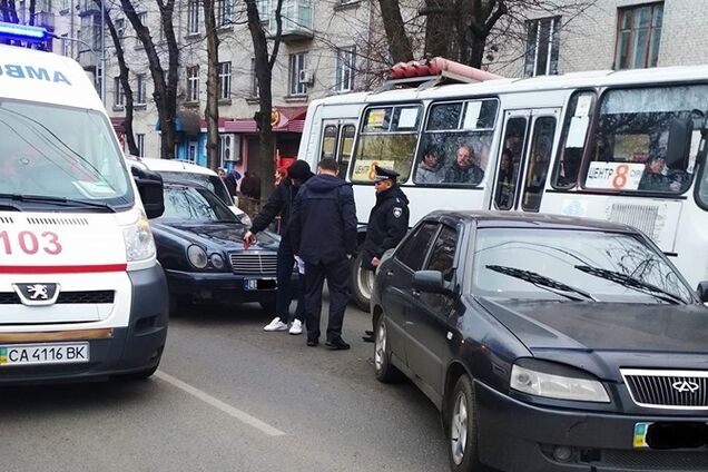 Влаштували самосуд: у Черкасах водій "євробляхи" збив пішохода й намагався втекти. Фото