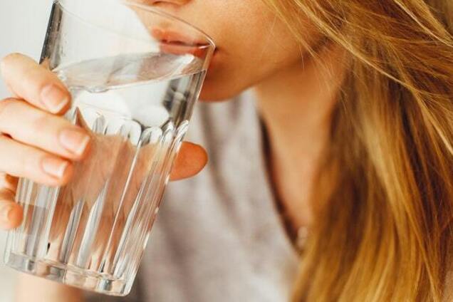 Навіщо пити воду при схудненні: дієтолог пояснила важливі нюанси