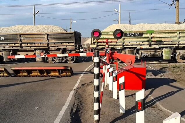 Столкнулись поезд и грузовик: в Одессе произошло жесткое ДТП