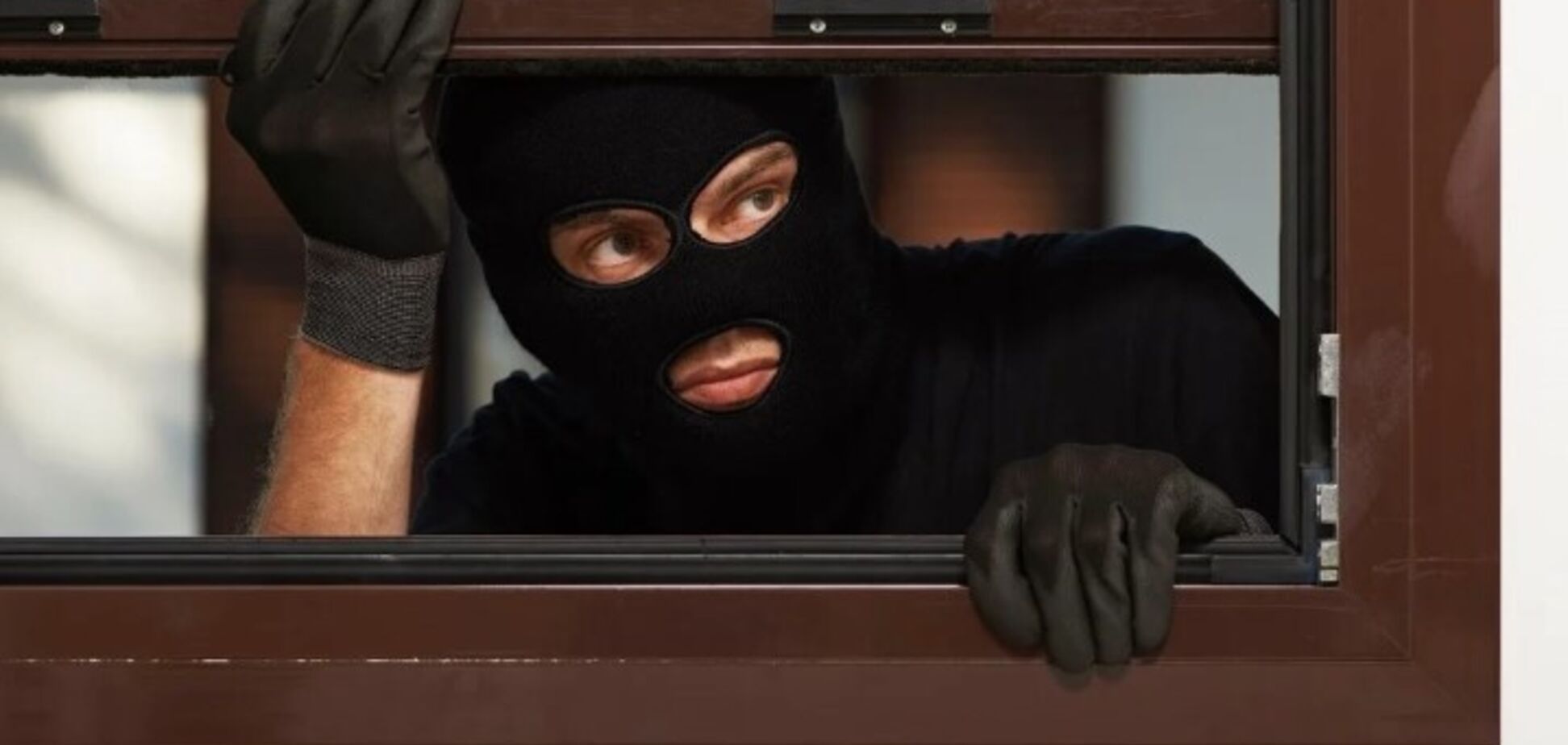 Здав нагороди в ломбард: в Дніпрі кримінальник цинічно пограбував учасницю ООС