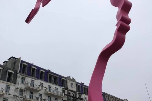 Під Одесою встановили гігантський арт-об'єкт 'Дочка'. Фото і відео