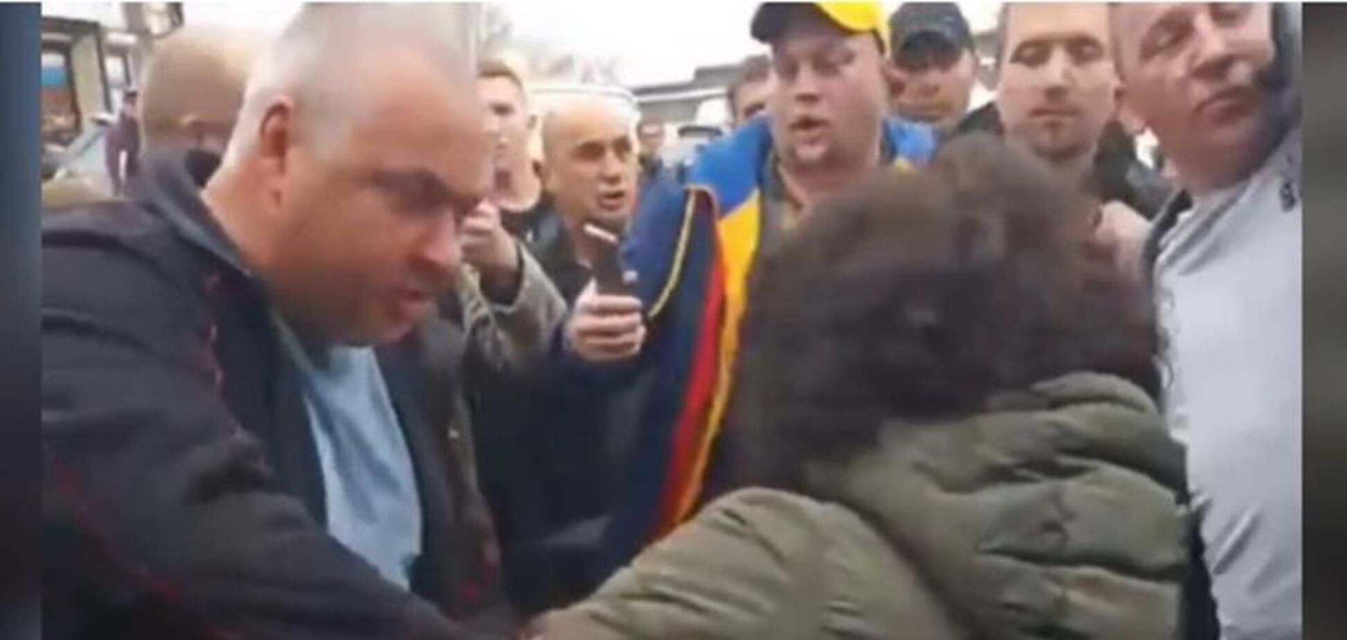 Волочили по земле: в Одессе на рынке жестоко избили вьетнамских женщин. Видео