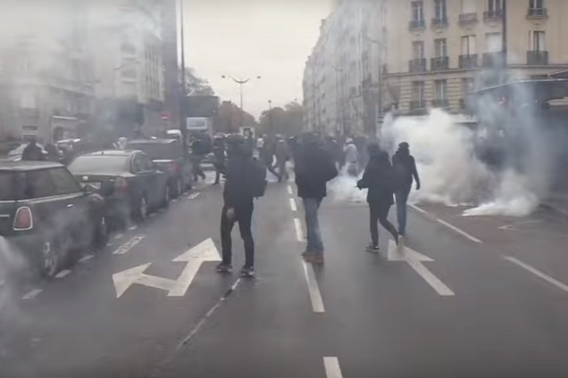 Полиция разогнала "желтые жилеты" в Париже слезоточивым газом
