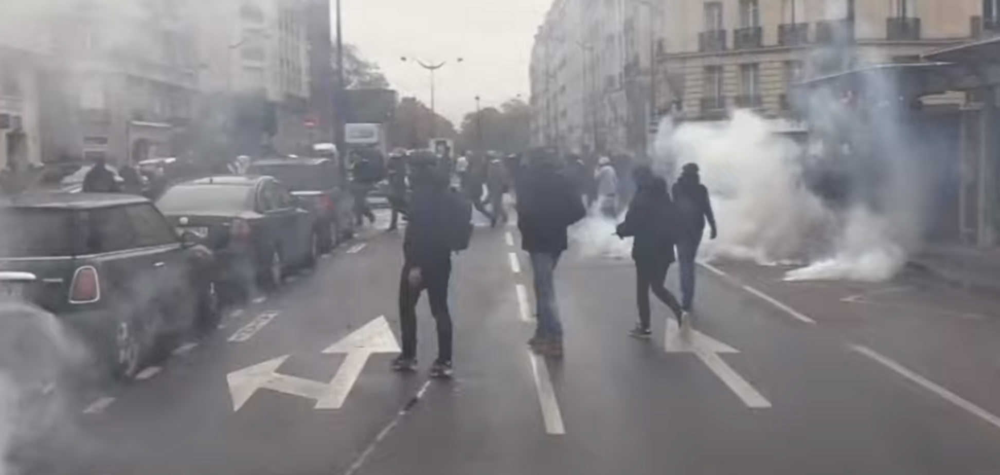 Полиция разогнала 'желтые жилеты' в Париже слезоточивым газом: фото и видео
