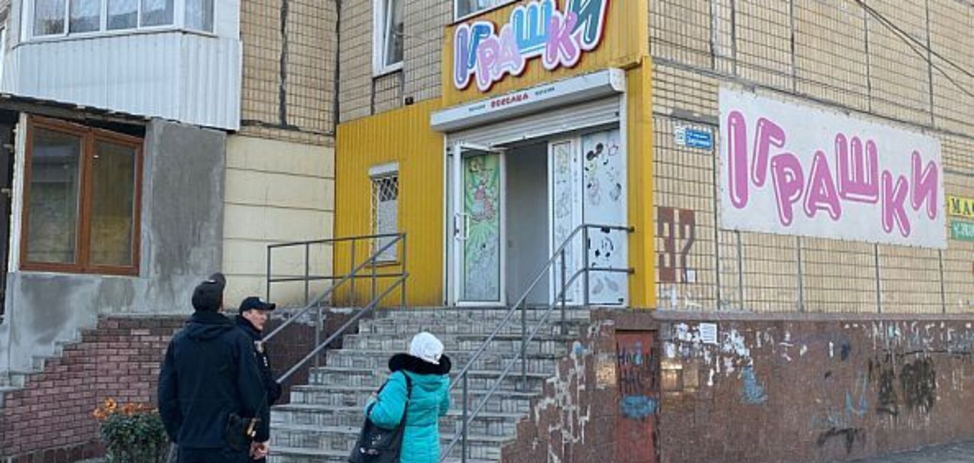 У Кривому Розі чоловік випав з вікна 11 поверху: фото 18+