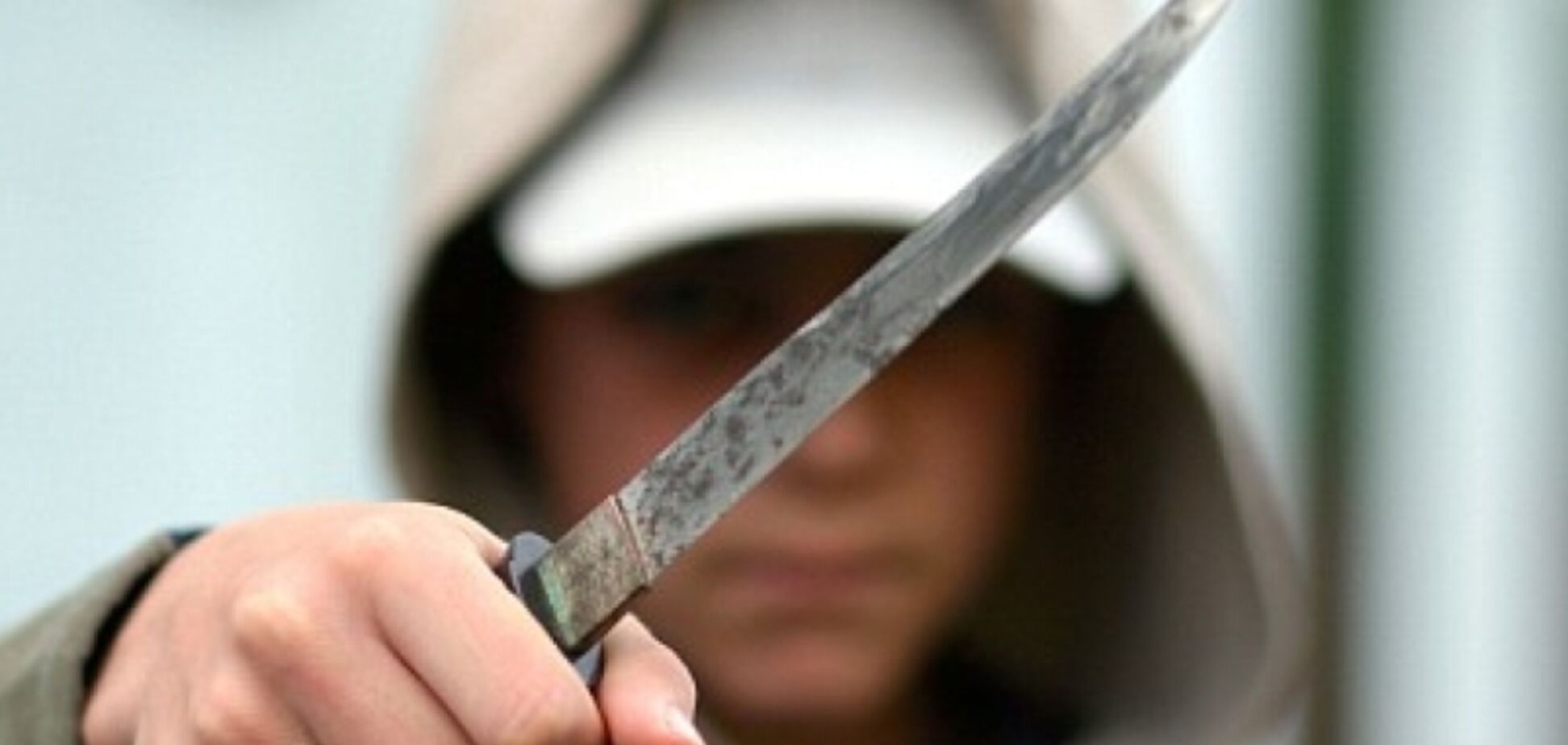 Отбирают телефоны и угрожают: в Днепре вооруженные подростки запугали весь город