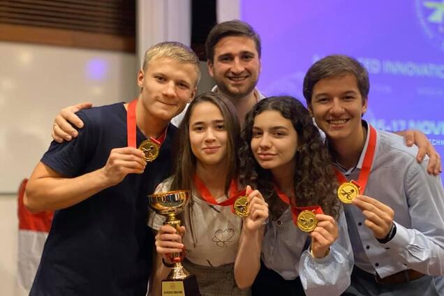 Феерично! Украинские студенты победили на конкурсе инноваций в Сингапуре