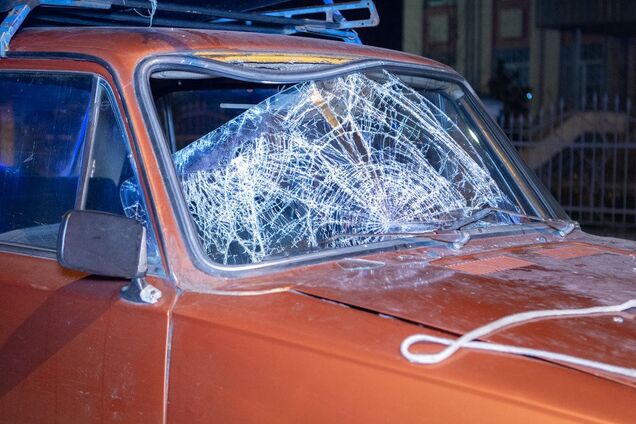 Пробил стекло и залетел в салон: в Днепре пешеход чудом выжил в серьезном ДТП