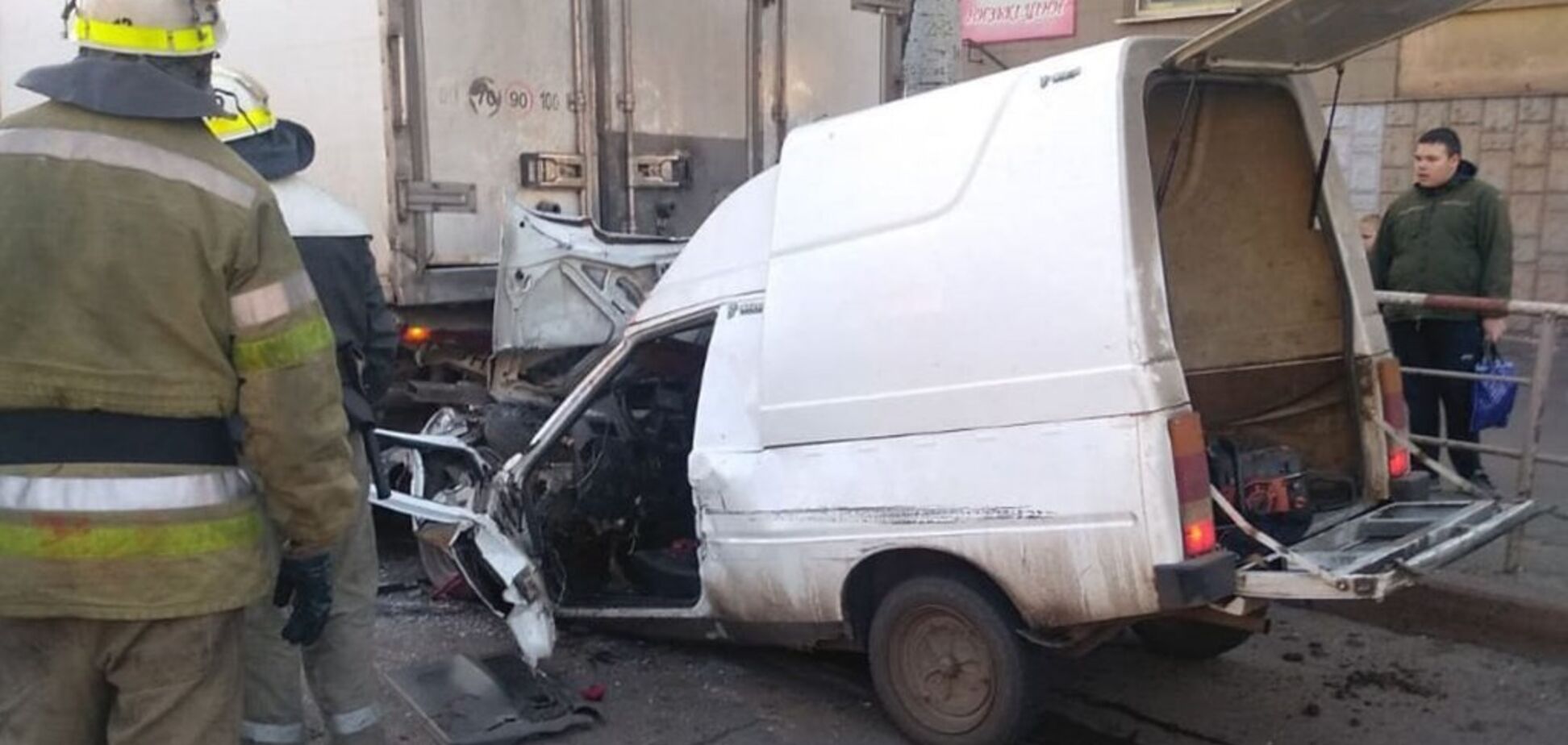 Водителя вырезали болгаркой: под Днепром случилось жесткое ДТП с пострадавшими