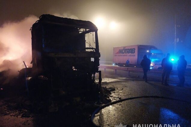 На Киевщине из-за пожара грузовика пострадали еще четыре авто: фото