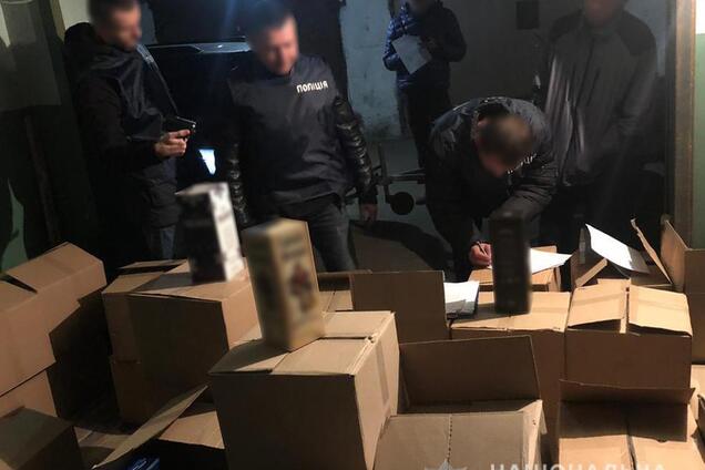 300 ящиків 'елітки': в Черкасах поліція 'накрила' продавців контрафактного алкоголю