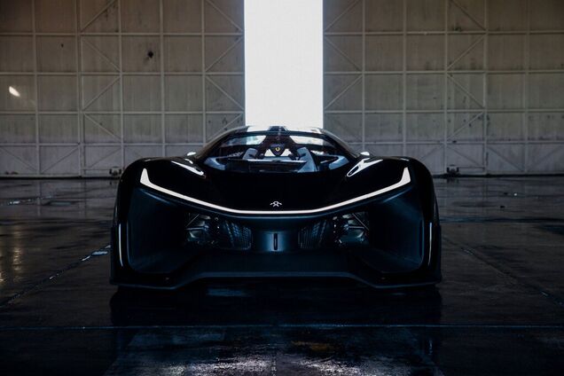 В США показали электрический суперкар с системой поддержания жизни. Видео