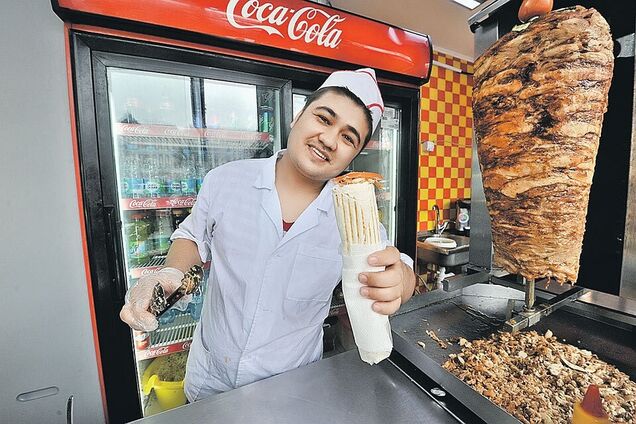 З тарганами і мишами: у мережі показали, як готують шаурму на вокзалі