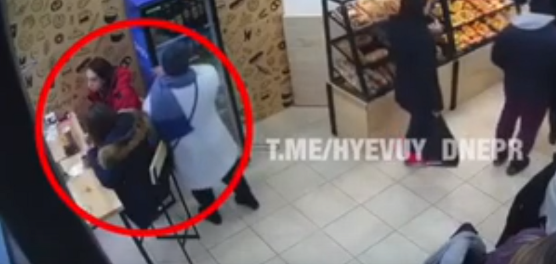 В Днепре женщина за несколько секунд ограбила посетительницу кафе. Видео