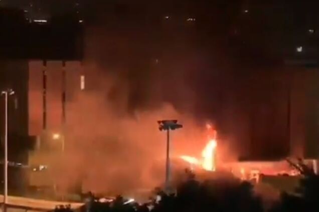 Все у вогні! Гонконг охопили запеклі бої. Фото й відео