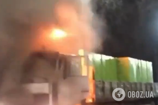 Водій вискочив із вогню: у Києві просто на ходу загорілася вантажівка. Відео ДТП