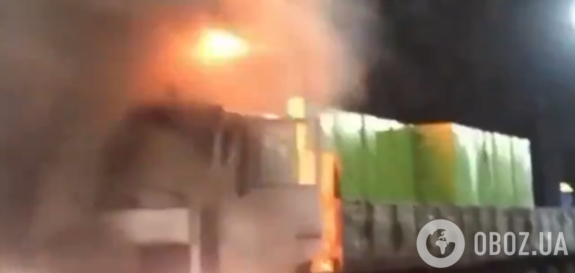 Водитель выскочил из огня: в Киеве на ходу загорелся грузовик. Видео ДТП
