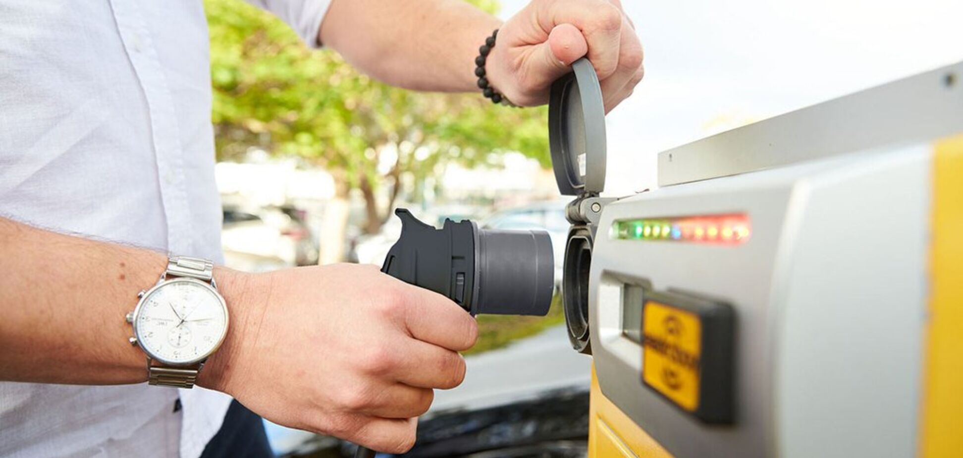 В Британии создали первые в мире 'исчезающие' зарядные станции: фото