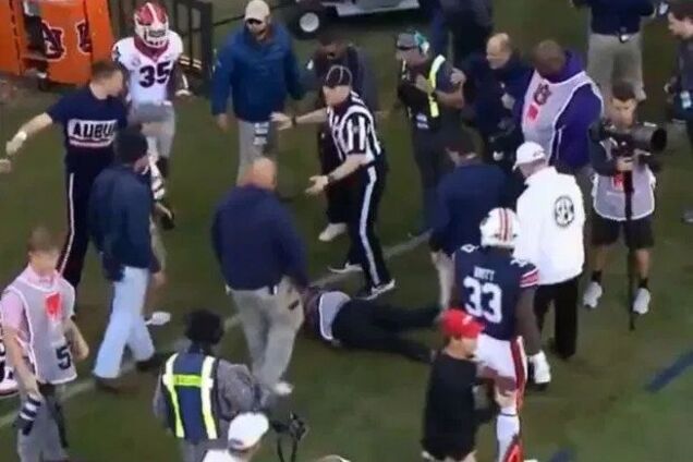 Футболіст ударом коліна в голову нокаутував дівчину-фотографа - опубліковано відео