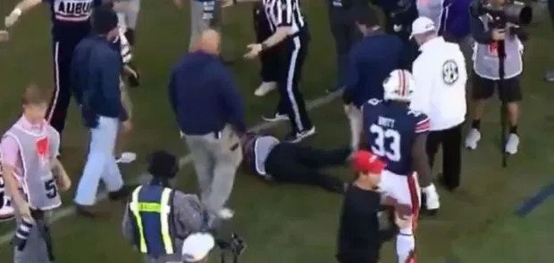 Футболіст ударом коліна в голову нокаутував дівчину-фотографа - опубліковано відео