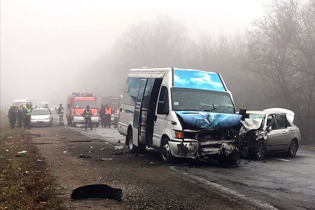 На Хмельниччині мікроавтобус потрапив у страшну ДТП: двоє загиблих