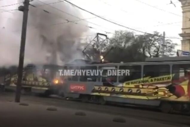 'Вылетели, как пробка из шампанского': в Днепре на ходу загорелся трамвай с пассажирами. Видео