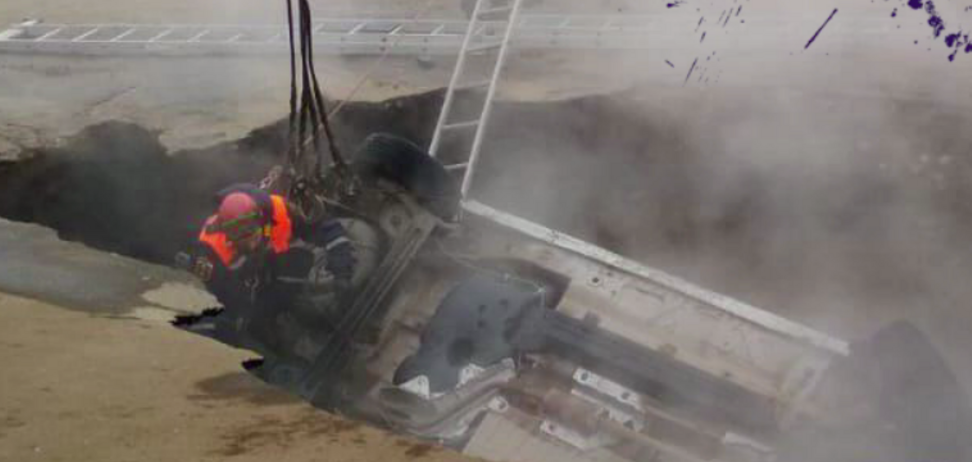 Сварились заживо: в России авто 'засосало' под асфальт. Страшное видео