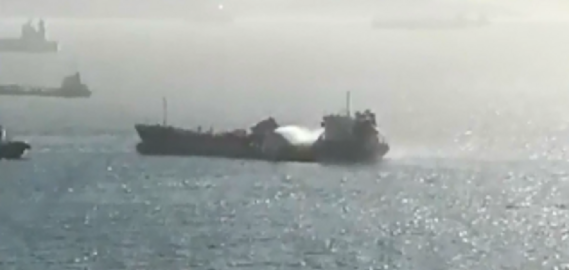 В России на танкере прогремел мощный взрыв: есть жертвы. Первые фото и видео