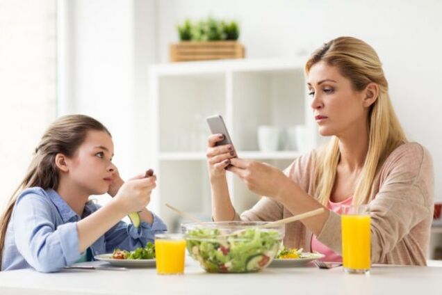На смартфоны и школьников почти одинаковое время: новое исследование о родителях шокировало специалистов