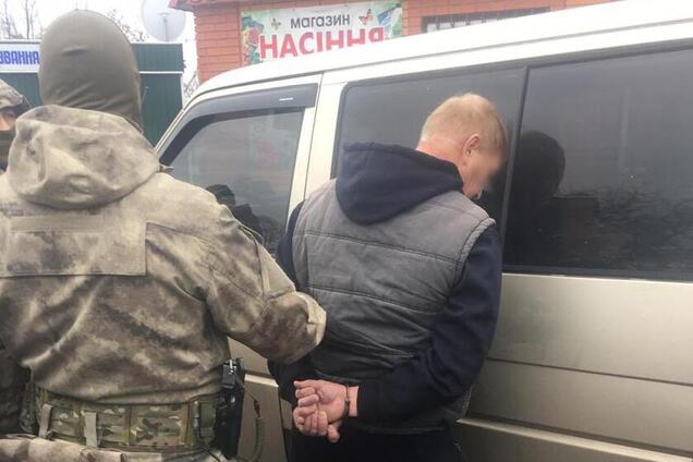 На Киевщине мужчина с пистолетом напал на полицейских