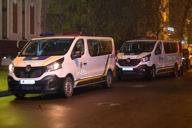 В Киеве нашли мертвым полуголого мужчину с веником на шее: фото 18+