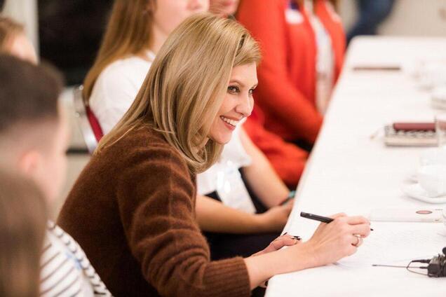 Как девочка: жена Зеленского поразила стильным образом на встрече со школьниками