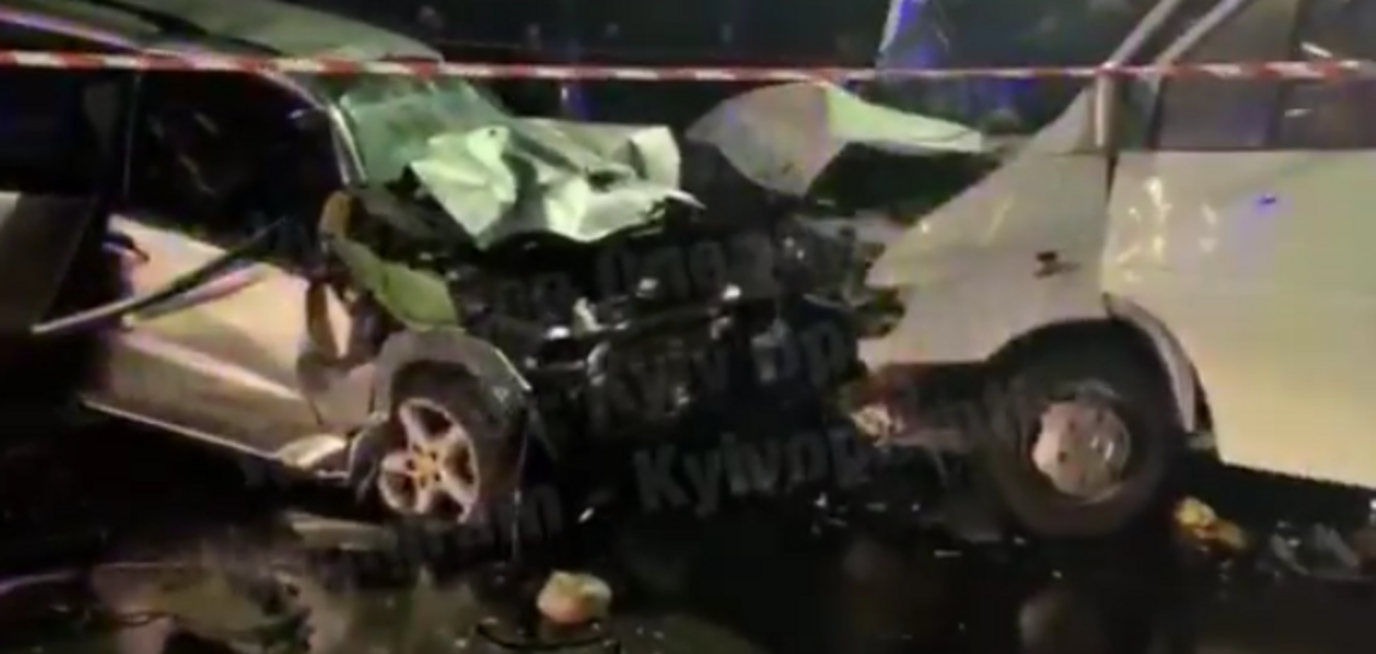 У Києві лоб у лоб зіткнулися мікроавтобус і позашляховик: дві жертви, майже десять поранених. Фото й відео