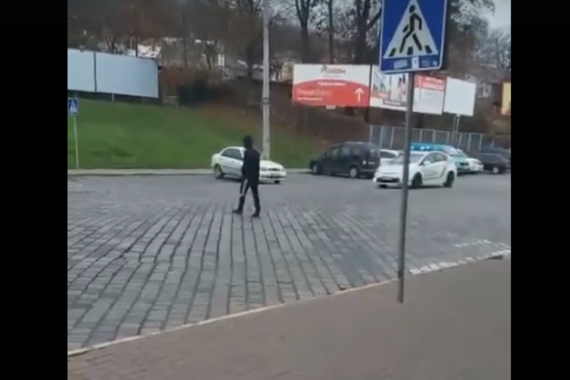 Заради лайків: хлопець влаштував "паркур" на поліцейському авто в Чернівцях. Відео зухвалої витівки