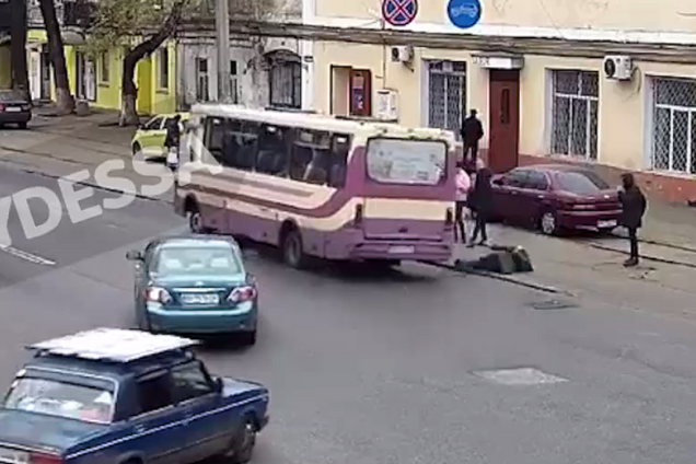В Одесі жінка випала з маршрутки