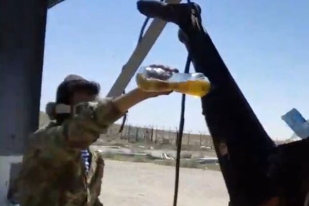 Отрезали голову, руки и сожгли: военные Путина зверски убили человека и сняли на видео