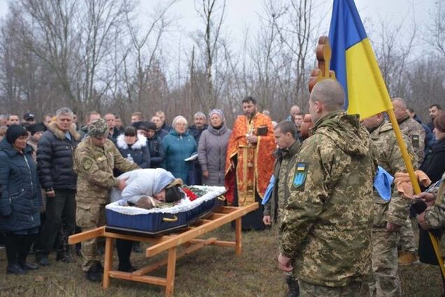 "Боляче за Україну!" Мережу зворушив несамовитий пост про похорон бійця