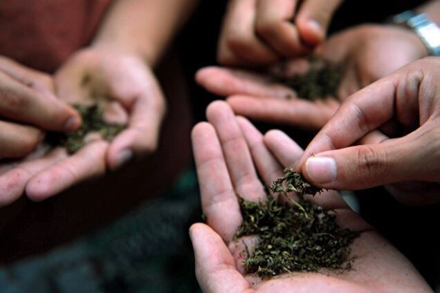 Были в беспомощном состоянии: в Днепре мужчина с детьми употреблял наркотики