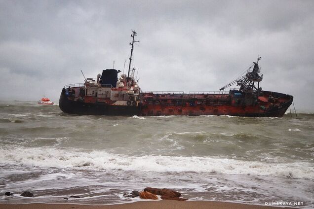 Отказались покинуть корабль: всплыл скандальный нюанс о танкере 'Делфи' в Одессе