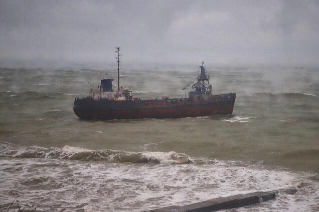 В Одесі корабель зазнав лиха через страшного шторму. Фото й відео