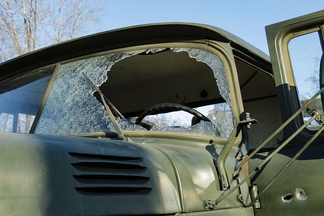 Оккупанты в мирном населенном пункте подорвали авто ВСУ: ранены трое бойцов. Жуткие фото