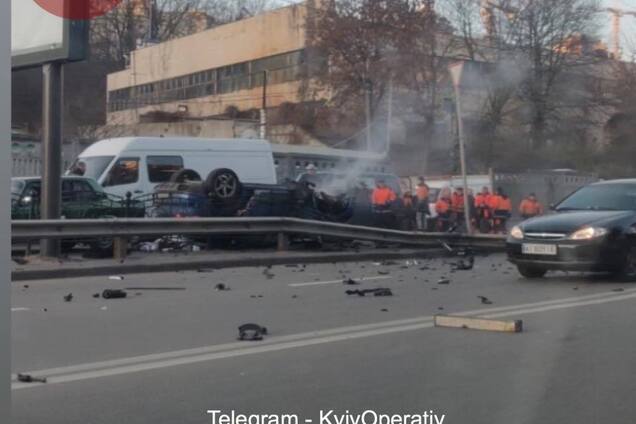 Перелетіло через паркан та спалахнуло: у Києві п'яний водій влаштував ДТП