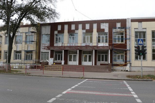 ''Ребенка обуваю на улице!'' В Одессе школа запретила вход родителям