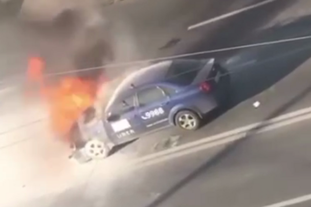 У Києві посеред дороги загорівся Uber: з'явилися моторошні фото й відео