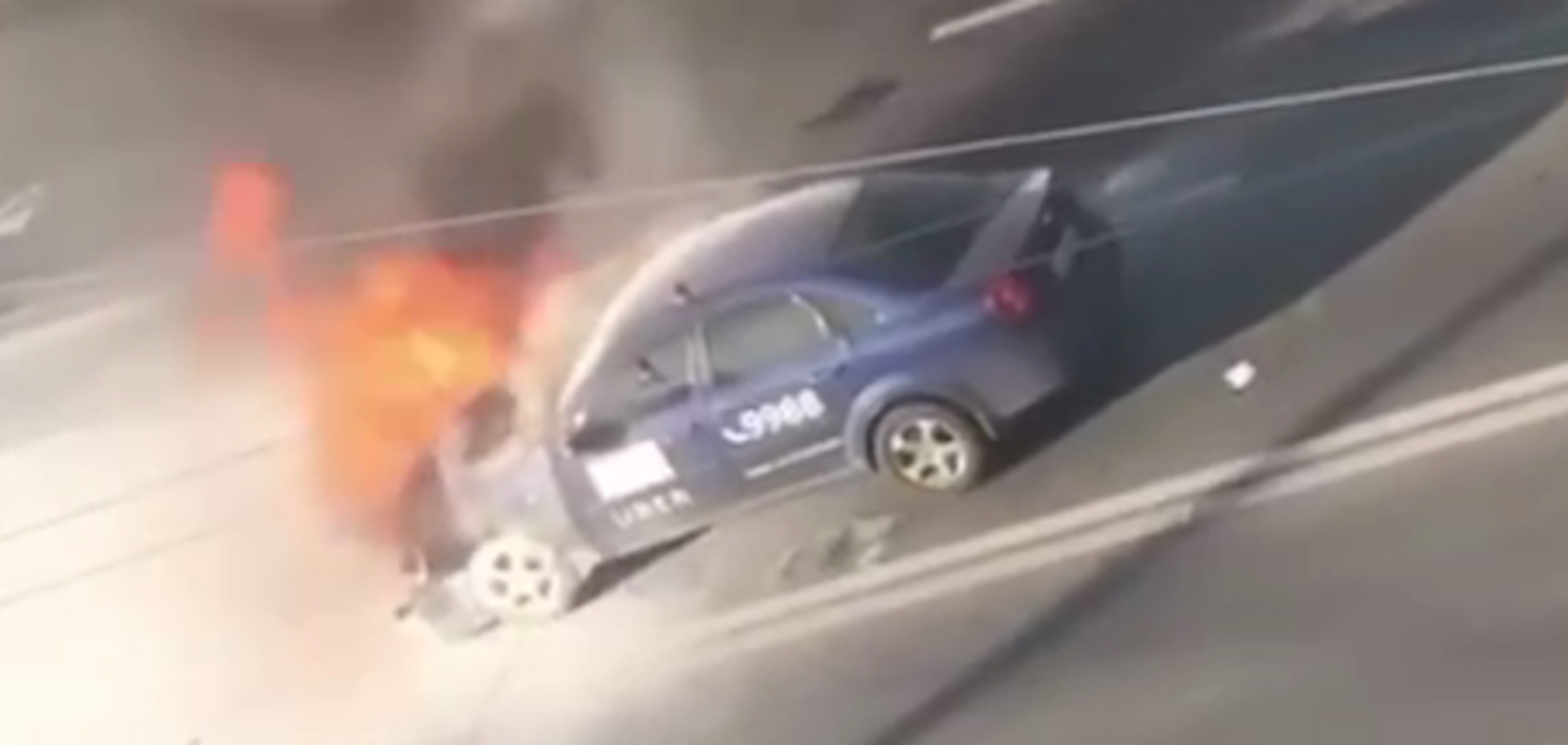 В Киеве посреди дороги загорелся Uber: появились жуткие фото и видео