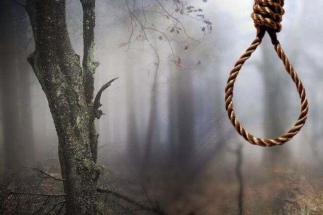 Висел на дереве: в Кривом Роге на улице нашли труп мужчины