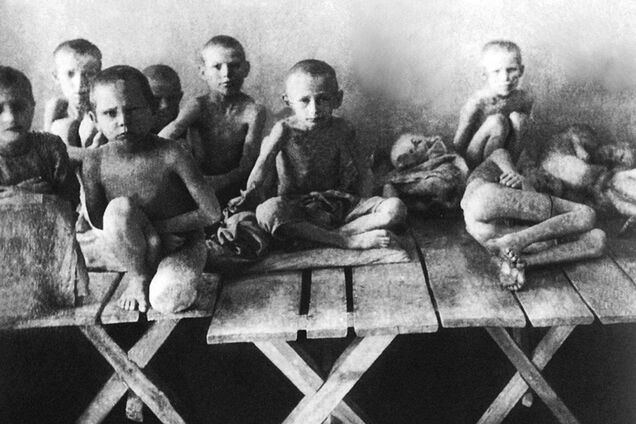 Полураздетые люди и дети кричали: 'Хлеба, хлеба, хлеба!'