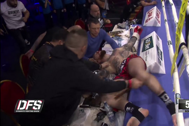 Боксер кошмарным нокаутом выкинул соперника с ринга на стол судьям