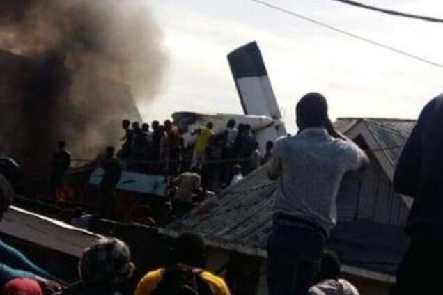 В Конго пассажирский самолет упал на дома: много жертв